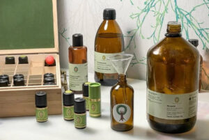 Flaschen mit Ölen für die Aromatherapie