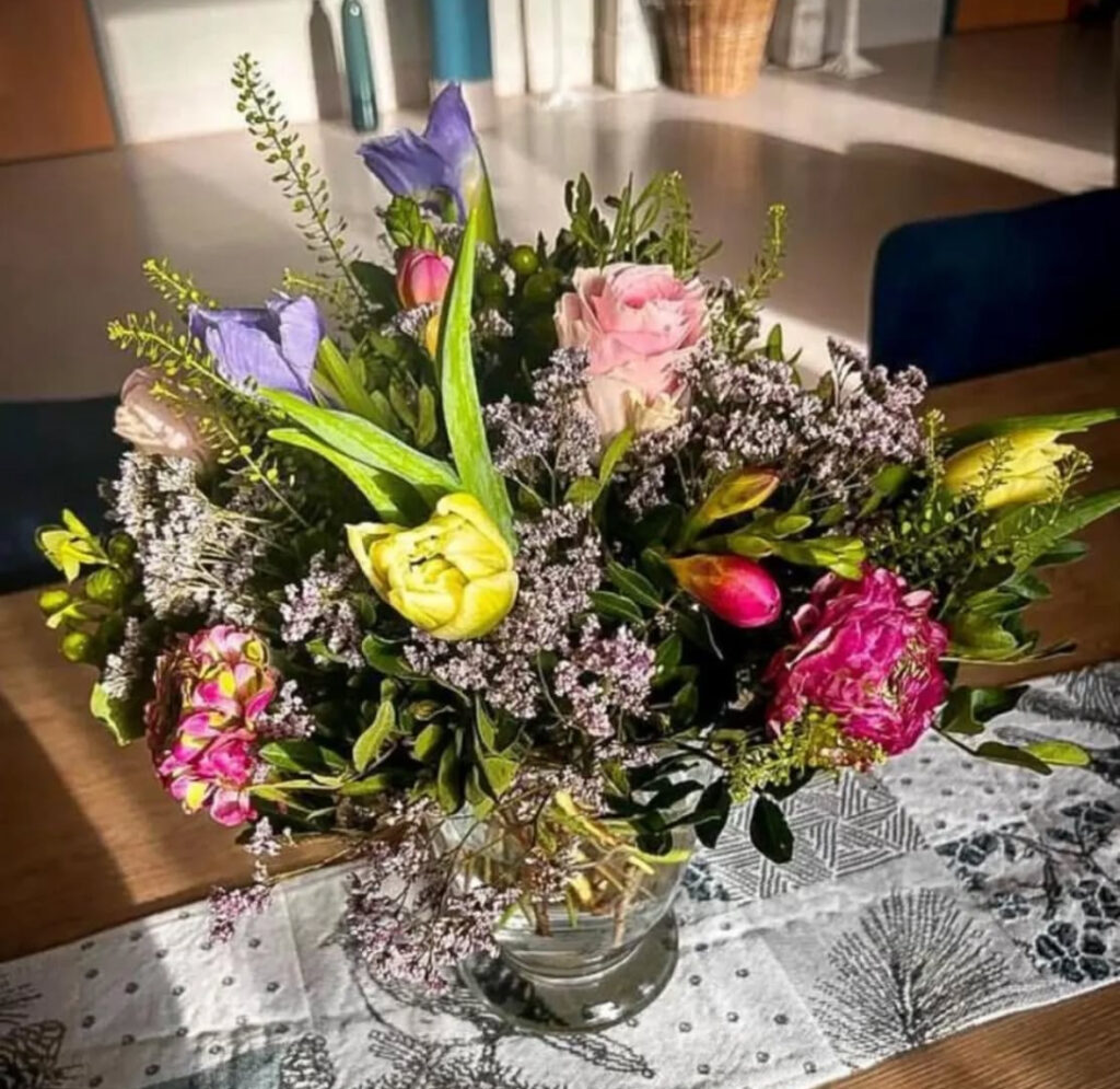 Blumenstrauß auf Tisch in der Wohngemeinschaft