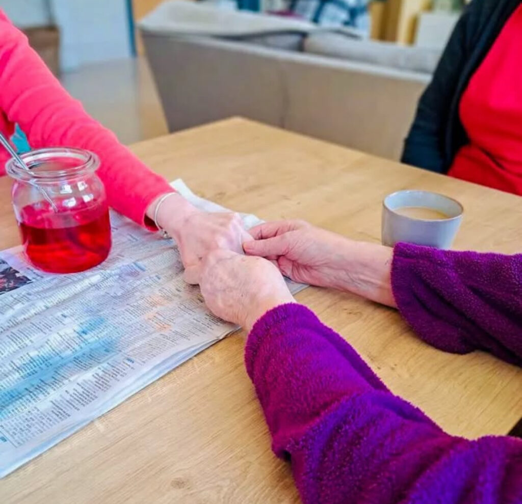 Pflegekraft im Gespräch mit Kunden – Validation bei Demenz