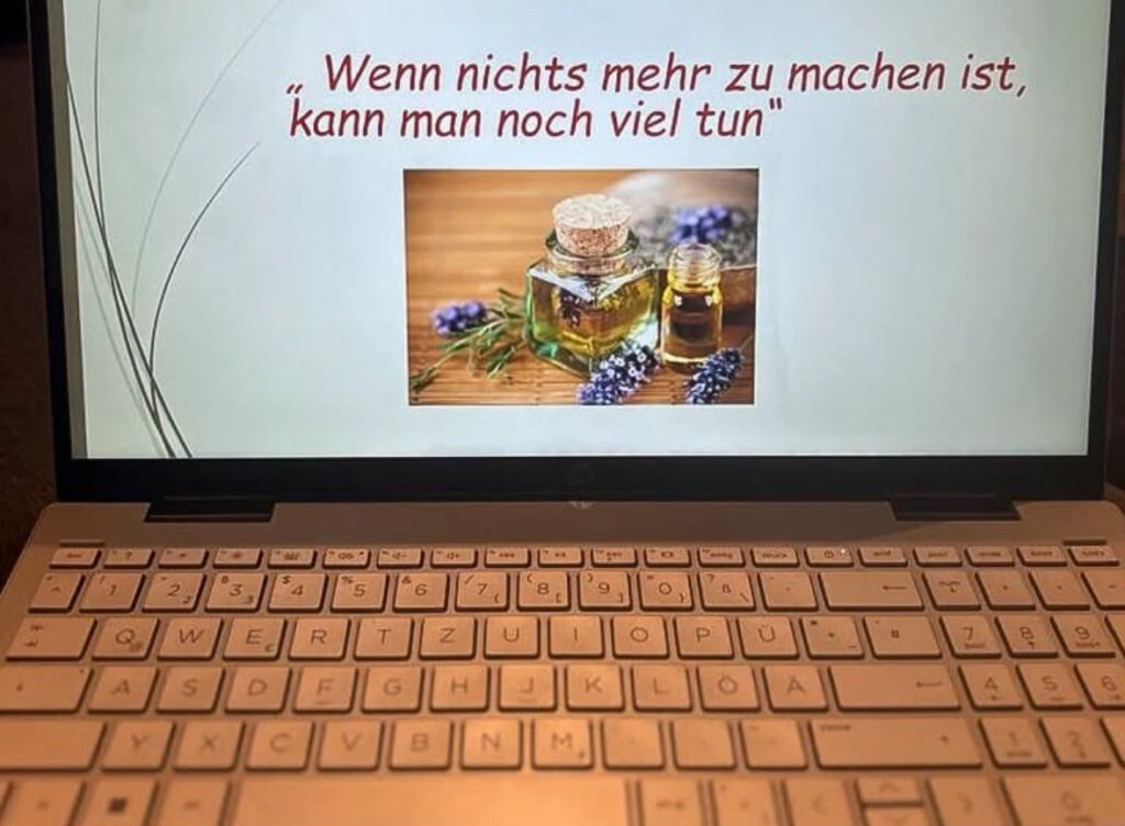 PC mit Text auf Bildschirm "Aromatherapie"