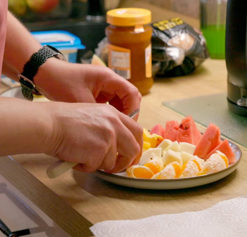 Pflegefachkraft bereitet Essen zu