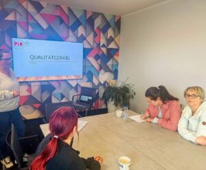 Team der Pflege im Austausch in einem Qualitätszirkel