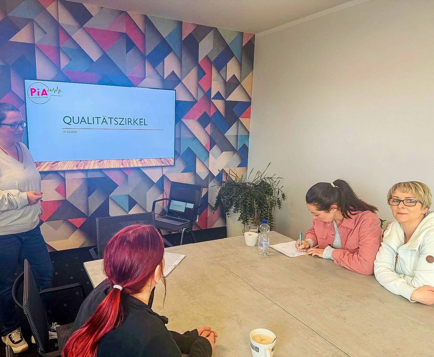 Team der Pflege im Austausch in einem Qualitätszirkel