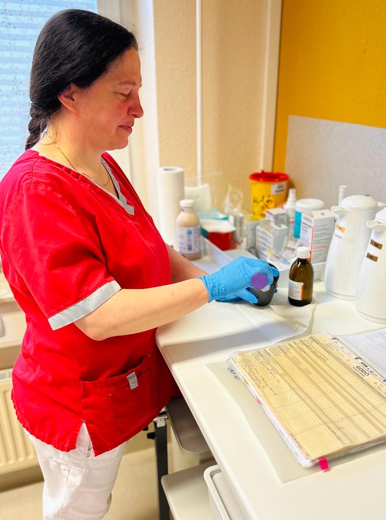 Intensivpflegefachkraft bei der Arbeit