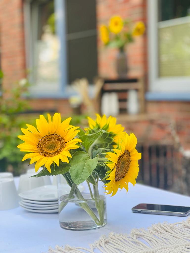 Sonnenblumen auf dem Tisch