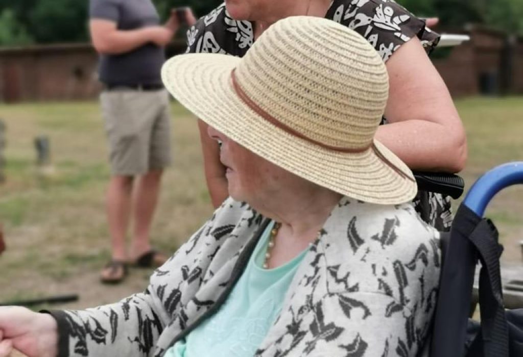 Ältere Frau im Rollstuhl beim Angeln